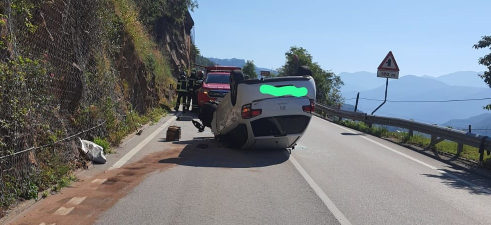 Pauroso incidente, perde il controllo dell’auto e si ribalta: una donna trasferita in codice rosso all’ospedale